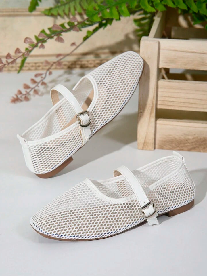 Trendy mesh pumps