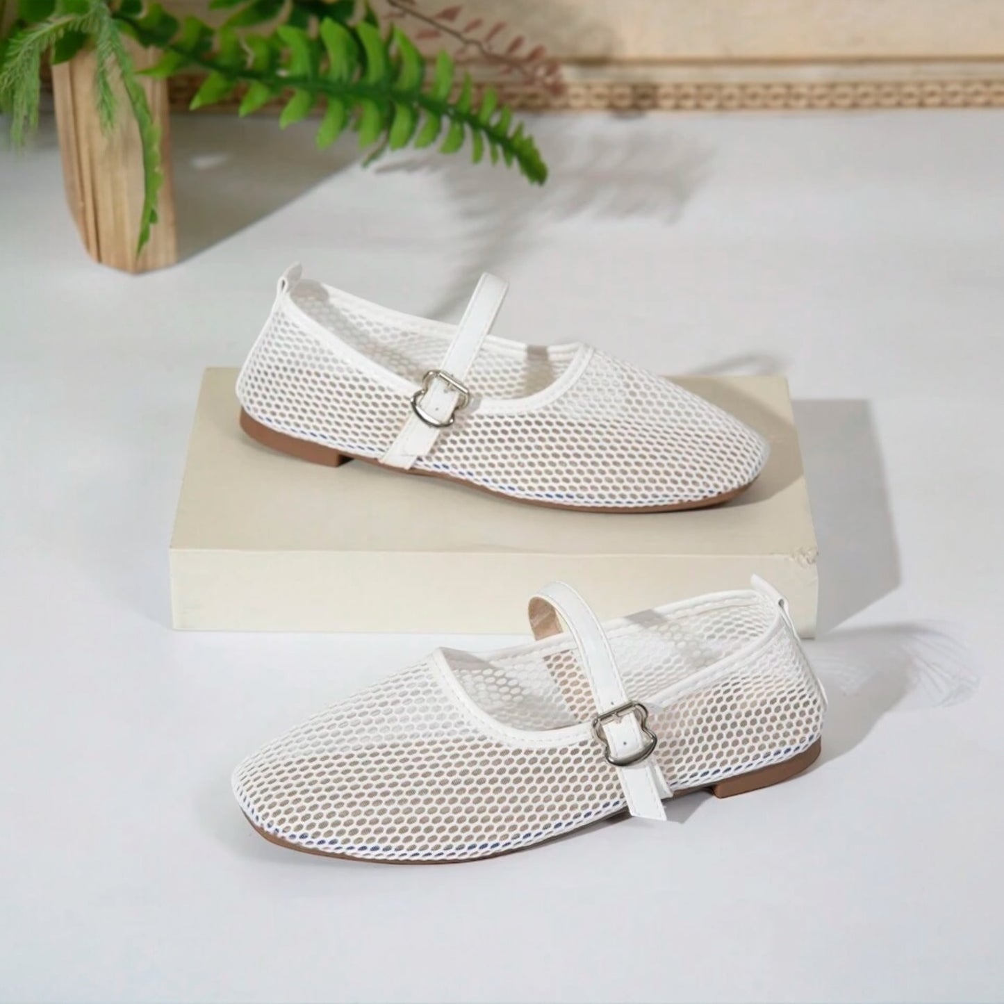 Trendy mesh pumps