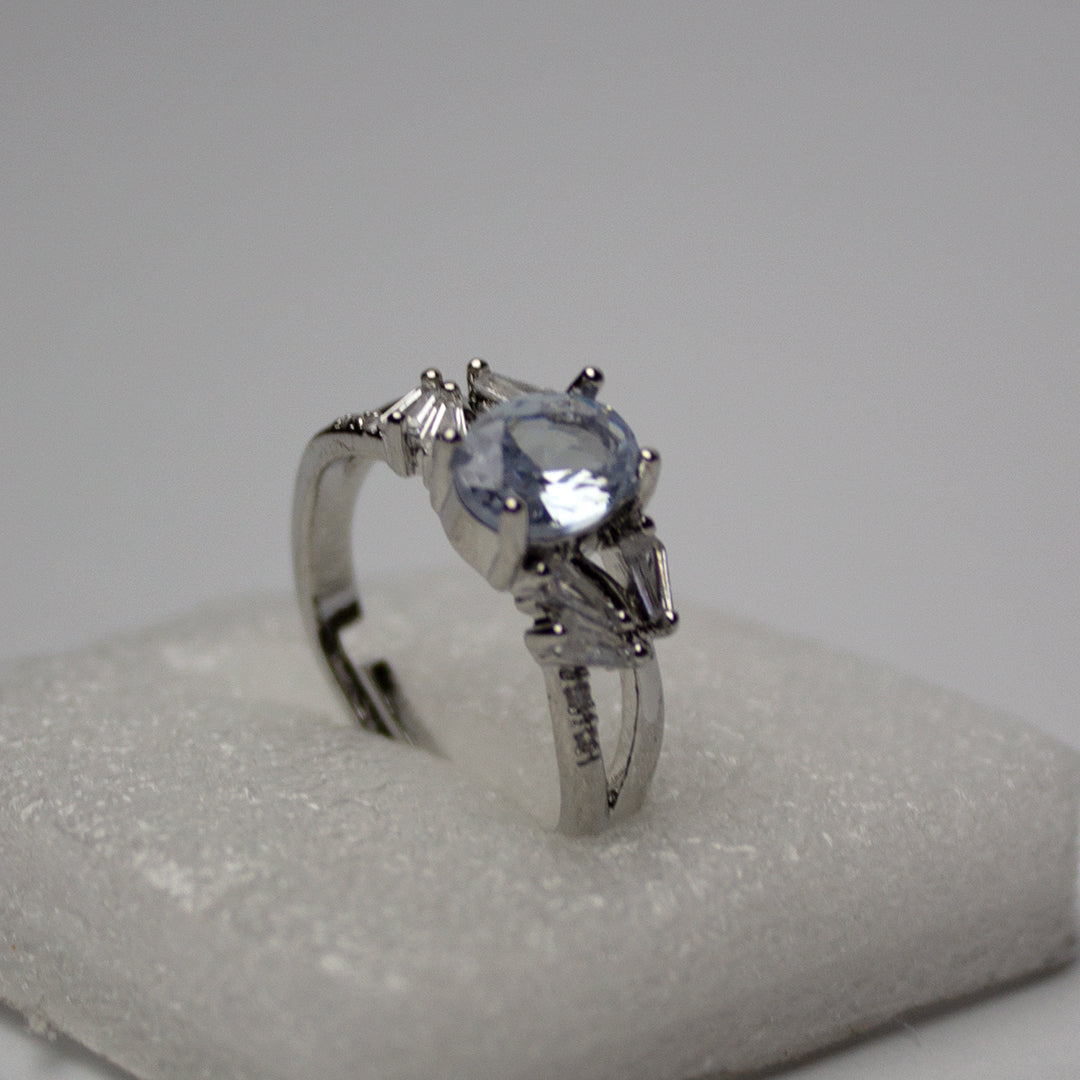 Oval zircon gem ring