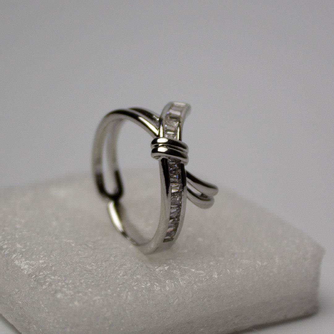 Bow zircon ring